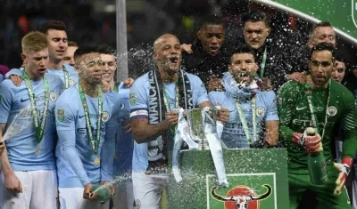 Jugadores del City con el trofeo de campeones. 