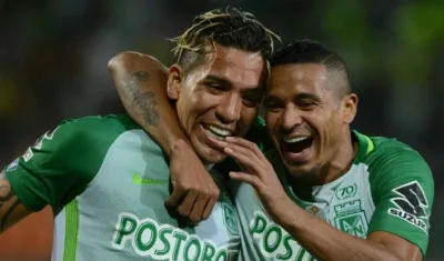 Dayro Moreno festeja un gol con Macnelly Torres. 