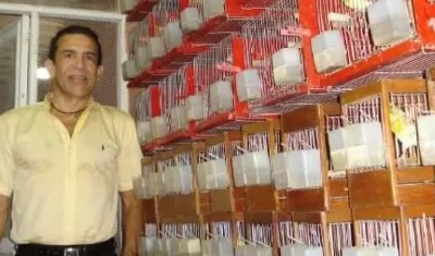 Carlos Castellanos, criador y juez de pájaros.