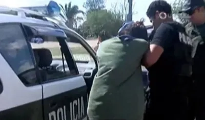 La mujer fue enviada a la cárcel, imputada por los delitos de violación, pornografía y otros cargos al encontrarse videos en su teléfono celular.