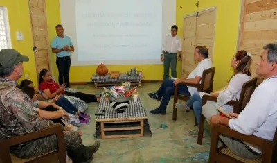 Reunión en Pital de Megua entre el Gobierno Departamental y los expertos en turismo de naturaleza.