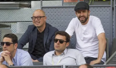 Gerard Piqué mira desde la tribuna un partido de tenis. 
