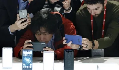 Asistentes al MWC fotografían las novedades de la compañía japonesa Sony Mobile, presentados esta mañana dentro de la primera jornada del Mobile World Congress (MWC), que se celebra desde hoy en Barcelona.