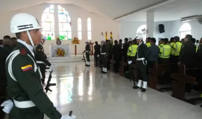 La eucaristía fue en memoria de los policías fallecidos hace un mes en la estación San José.