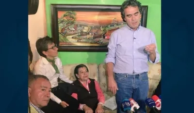 Sergio Fajardo fue hasta la casa de la mamá de Claudia López a hacer el anuncio.