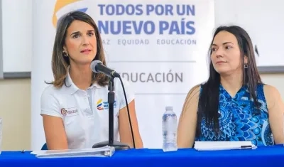 La ministra Giha Tovar y la inspectora en situ en Uniautónoma, Martha Lorena Sánchez.