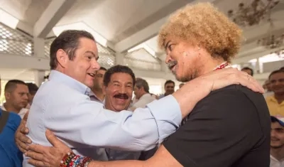 Germán Vargas Lleras saluda a Carlos Valderrama y a Miguel Lora.