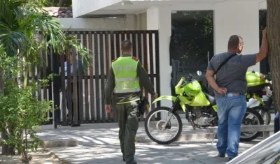 Momento en que las autoridades se presentan en la residencia del empresario muerto. 