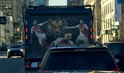 Camión adornado con las fotos de Falcao. 
