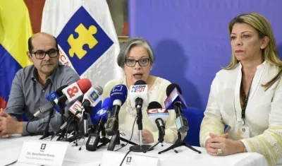 Luis González, director nacional de Fiscalías; la fiscal encargada María Paulina Riveros, y la  directora seccional de Fiscalías, Ángela Bedoya.