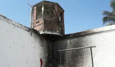 Garita número 3 de la Cárcel Distrital El Bosque, incendiada por los internos amotinados.