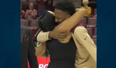 Braian Angola Rodas en momentos en que abraza a su mamá.