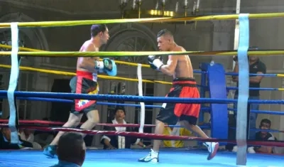 Momento del combate entre Yeison Cohen (izq.) y Hugo Berrío. 