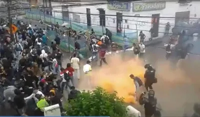 Los manifestantes opositores fueron dispersados por la Policía con el uso de gases lacrimógenos y caballos.
