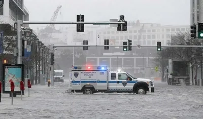 Coche de policía corta el tráfico de la inundada Seaport Boulevard.