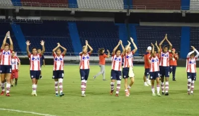 Las Tiburonas de Junior celebran tras ganar 2-1 al Unión Magdalena en el Metro.