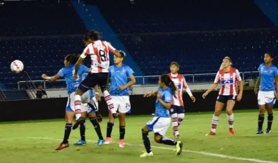 Kellys Peduzine remató de cabeza para dar la victoria a las Tiburonas. 