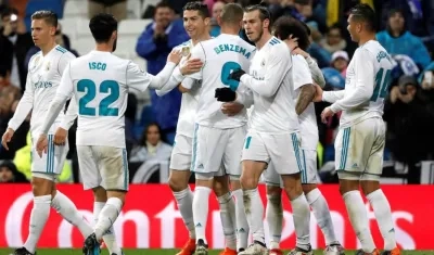 El delantero portugués del Real Madrid Cristiano Ronaldo celebra con sus compañeros su segundo gol.