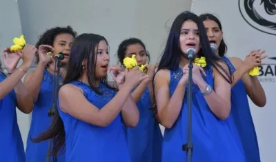 La coral 'Sirenas' portaron flores en el evento.