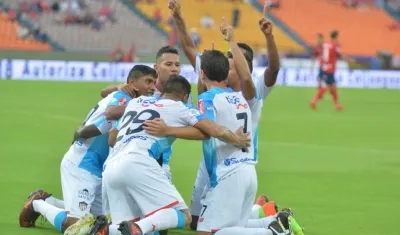 Jugadores de Junior celebran el primer tanto ante el DIM.