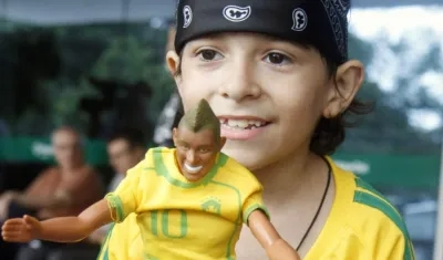 Rafael Sepulveda Horth, de 7 años, posa con un muñeco del jugador brasileño Neymar Jr.