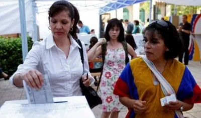 Ciudadanos colombianos residentes en Madrid fueron registrados al votar en una urna instalada en la Embajada de su país en España.