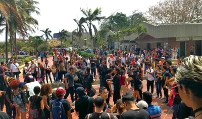 Estudiantes de Bellas Artes protestan en la plazoleta de la Universidad del Atlántico.