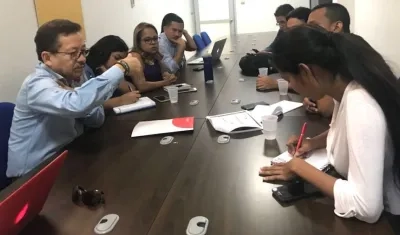 El Rector Carlos Prasca presidiendo la reunión con la representación estudiantil.