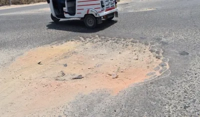 Como este son muchos los 'cráteres' que siguen creciendo en la vía.