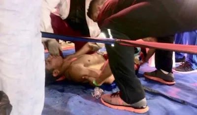 Yeison Cohen en el piso, tras el combate. 