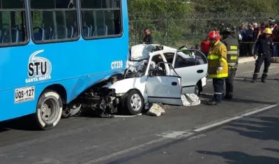 Así quedó el vehículo particular en el que murieron tres de los cuatro ocupantes. 