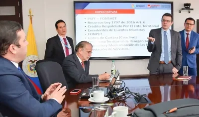 El gobernador Eduardo Verano entregó el plan de salvamento del Cari al ministro de Salud, Alejandro Gaviria.