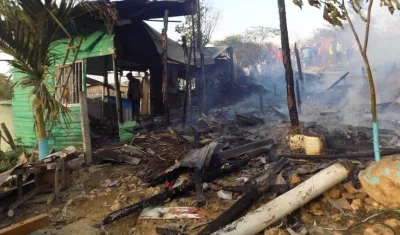 Las viviendas quedaron consumidas por el fuego.