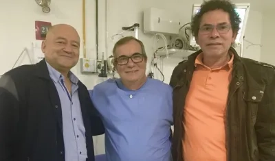 Julián Gallo, Rodrigo Londoño y Félix Muñoz, antes de la operación en la clínica Shaio de Bogotá.