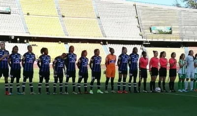 Las Tiburonas en su visita a Atlético Nacional. 