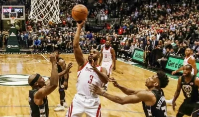 Chris Paul anota ante la defensa de dos contrarios. 