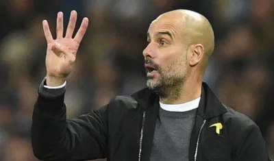 Guardiola portando el lazo amarillo.