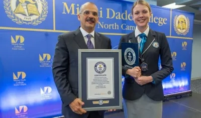 El jurista Alejandro Rebolledo con su certificado de récord guinness.