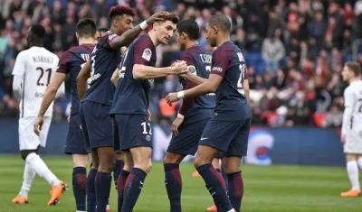 Jugadores PSG celebran una de las anotaciones. 