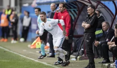 Sergio Ramos regresando a la cancha después de ir al baño.