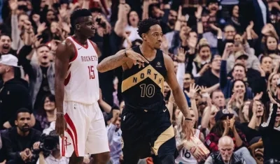 Acción del duelo entre los Raptors y Rockets. 