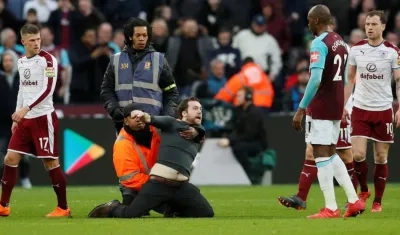 Hinchas del West Ham United encaran a los jugadores. 