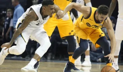 Xavier Rathan-Mays (I) de Memphis Grizzlies disputa el balón con Raul Neto (d) de Utah Jazz.