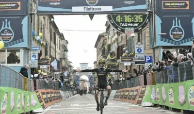 Adam Yates se impone en la etapa. 
