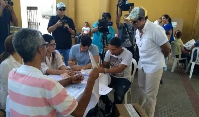 El Alcalde Alejandro Char votó en el Instituto La Salle.