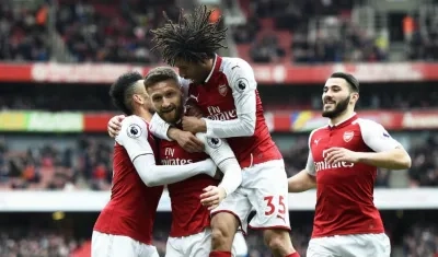 Jugadores del Arsenal celebran una anotación. 