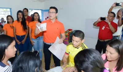 Carlos Caicedo después de ejercer su voto este domingo.