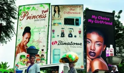 En las calles de Ghana es usual encontrarse con estos avisos de productos para aclara la piel.