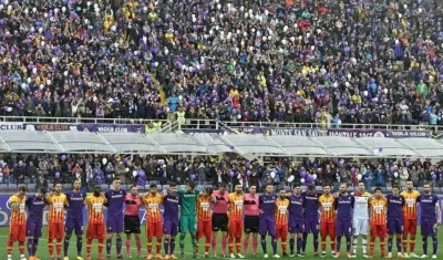 Jugadores rindiendo homenaje a Davide Astori. 
