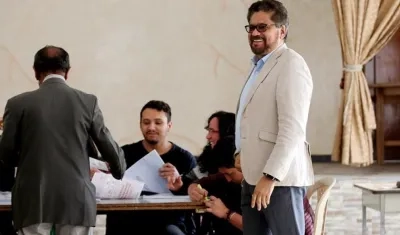 El candidato al senado de Colombia de la FARC Iván Márquez (d) vota en las elecciones legislativas hoy en Bogotá.